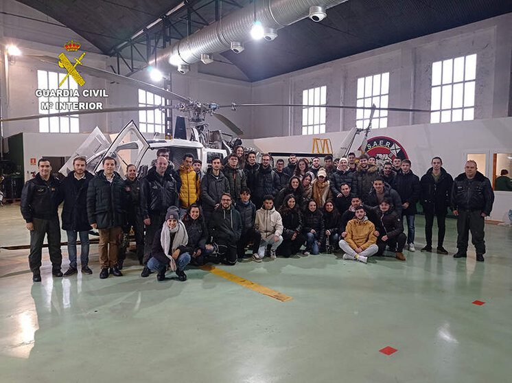 Alumnos del Grado de Ingenieria Aeroespacial de la Universidad de León visitan la Unidad Aérea de la Guardia Civil de León