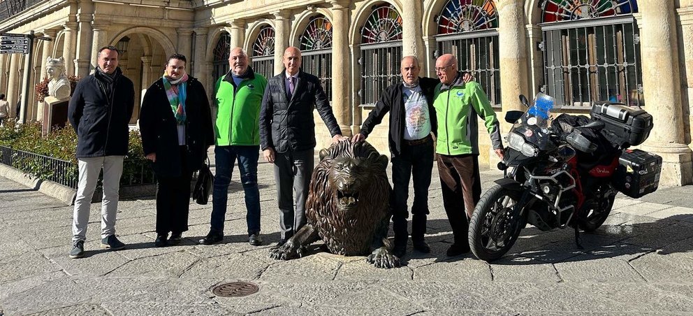 Anselmo Tascón, un leonés que ha recorrido España en moto por las enfermedades raras