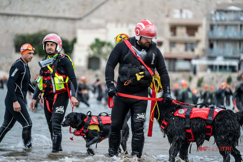 El Grupo de Rescate y Salvamento Canino (GRESCAN) volvió a prestar sus servicios en el Infinitri Half Triatlon Peñiscola