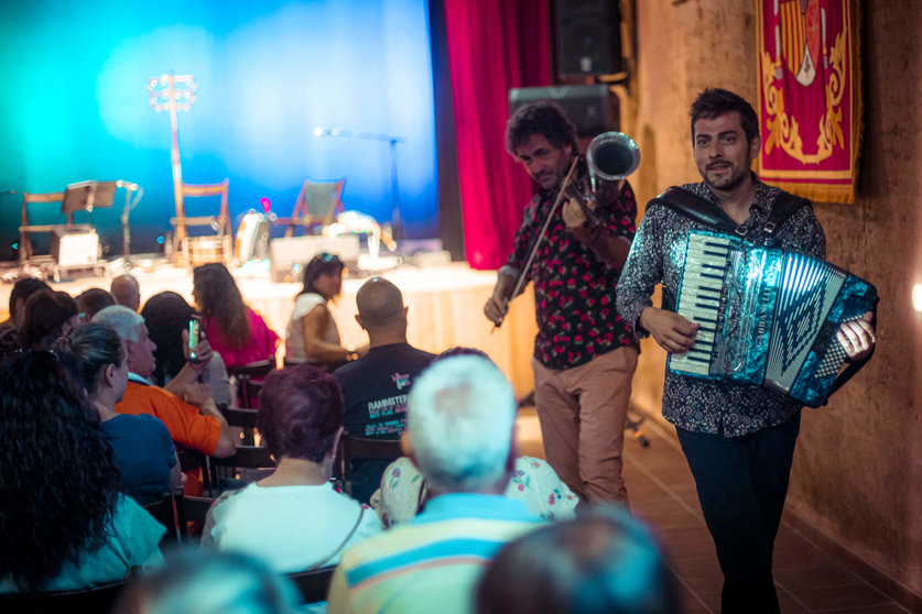 El reconocido dúo castellano, formado por Jorge Arribas y Diego Galaz, ofrece un directo que conecta con las músicas de raíz, explorando nuestra esencia como pueblo y cultura. El espectáculo recorre los ritmos populares de la Península Ibérica, ofreciendo una experiencia vital y enérgica con melodías tradicionales y composiciones propias a ritmo de valses, jotas, pasodobles, charros, ruedas y seguidillas.

Un Recorrido por la Tradición
Desde su acordeón y violín, hasta instrumentos insólitos como el serrucho y la silla de camping, Jorge Arribas y Diego Galaz nos traen un sonido único que evoca la tradición. Utilizando materiales reutilizados, como una gaita hecha con una caja de vino y cucharas y sartenes, el dúo recuerda la creatividad y la imaginación de los pueblos, especialmente en tiempos de pobreza y crisis.

Jorge Arribas toca el acordeón, ala de buitre, gaita box de vino, flauta silla de camping, basuri y recogeval.
Diego Galaz se encarga del violín, serrucho, zanfona, mandolina, cucharas, sartén y huesera.

Un Proyecto que Transciende la Música
FETÉN FETÉN es mucho más que el proyecto musical de Jorge Arribas y Diego Galaz; es el lenguaje del alma hecho armonía. Con más de mil conciertos alrededor del mundo, Diego y Jorge han demostrado su talento y su capacidad para conectar con el público a través de sus espectáculos dinámicos y divertidos.

En cada concierto, FETÉN FETÉN convierte su actuación en una gran fiesta. Un ejemplo destacado fue su presentación en el Teatro Circo Price de Madrid, donde reunieron a varias generaciones de músicos, desde Joaquín Díaz y Rozalén hasta El Nido y El Naan, ante un público entregado a las músicas de raíz de nuestra tierra.

Integración en los Circuitos Escénicos de Castilla y León
Este evento forma parte de la programación de los Circuitos Escénicos de Castilla y León, ofreciendo una oportunidad imperdible para disfrutar de la esencia de nuestra cultura a través de la música de FETÉN FETÉN. No te pierdas este vibrante espectáculo en el MIHACALE de Gordoncillo