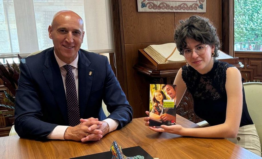 El alcalde de León felicita a María Lorenzo, ganadora del XIX Premio Jordi Sierra i Fabra para jóvenes escritores