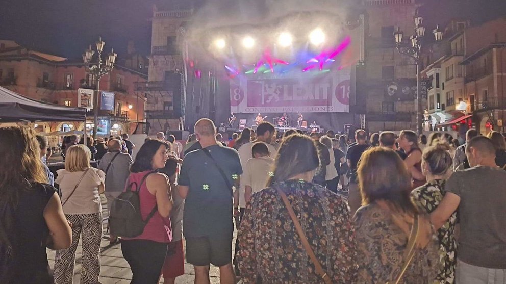 Concierto del III Día La Identidá en la plaza Mayor de León