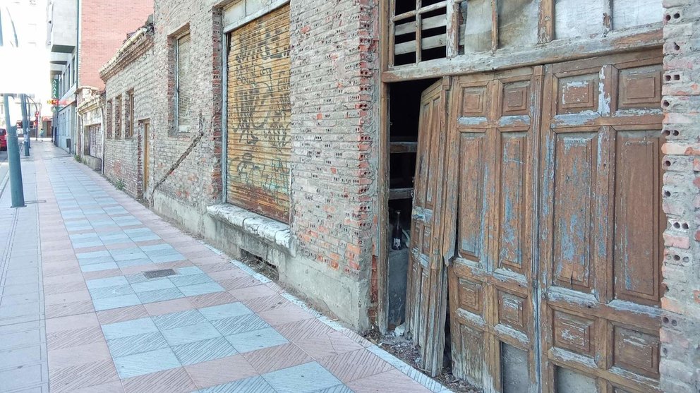 Antiguas Bodegas Armando en el Paseo de Salamanca, cuya puerta ha sido forzada nuevamente.