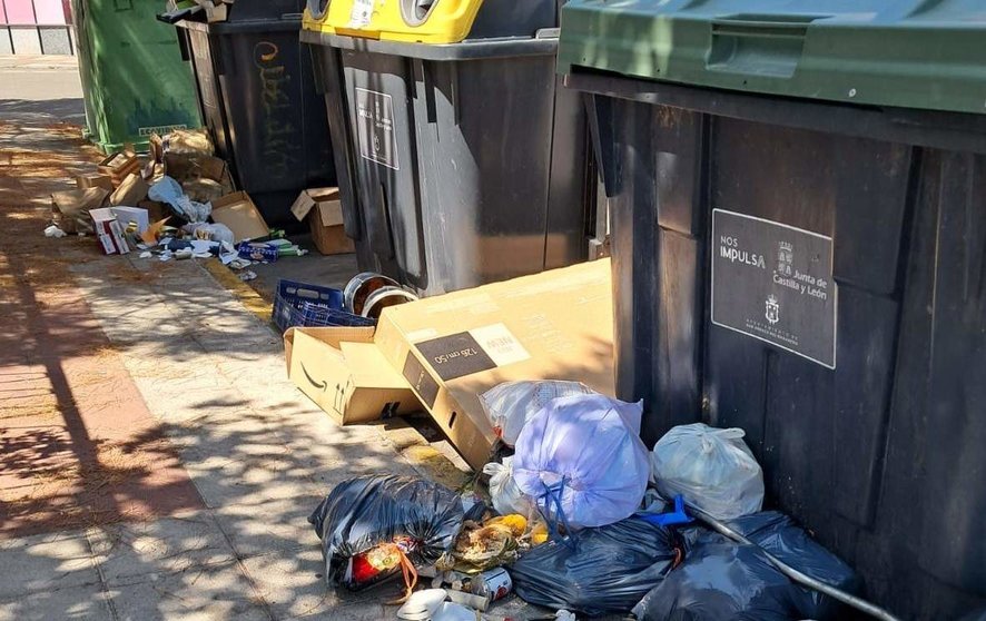 Basura en las calles de Trobajo del Camino