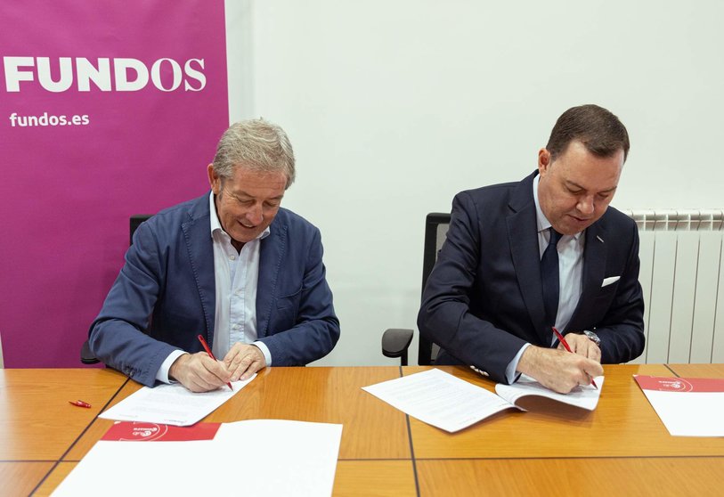 Javier Vega, presidente de la Cámara de Comercio de León y José María Viejo, director de FUNDOS durante la firma del convenio.