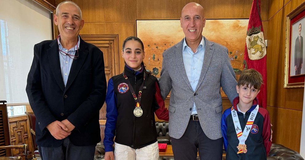 El alcalde de León reconoce los logros de los jóvenes taekwondistas Chaima Zahraoui y Víctor de Celis