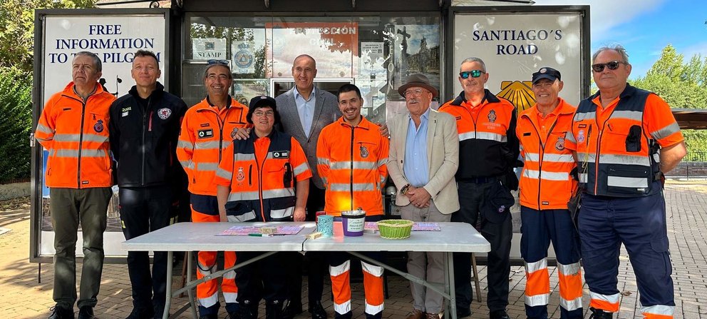 El Alcalde de León junto a la Agrupación Municipal de Voluntarios de Protección Civil de León.