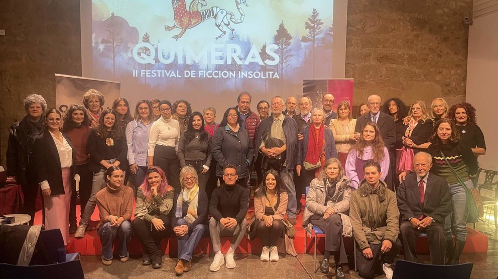 Foto de familia del público que asistió a la última jornada, con los autores y el equipo organizador de Quimeras