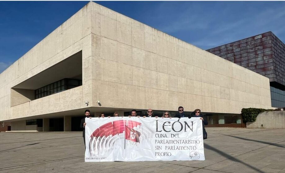 Conceyu frente a las Cortes de Castilla y León en el momento previo a su “caballo de Troya”.