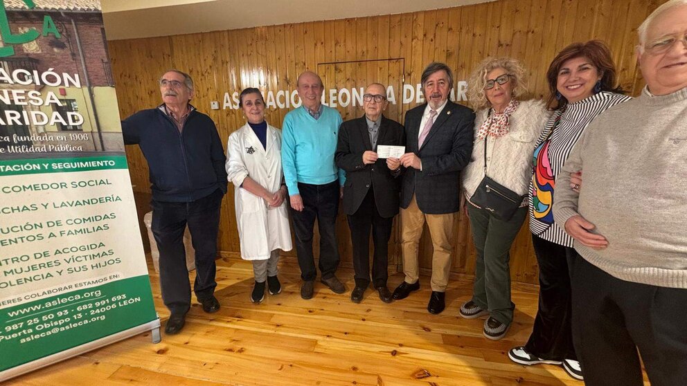 ENTREGA DONATIVO PENDON DE SAN ISIDORO