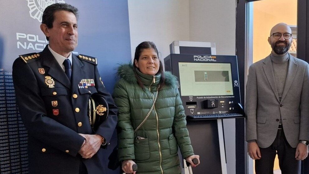 El subdelegado del Gobierno en León, Héctor Alaiz Moretón, y el Comisario Jefe Provincial de la Policía Nacional, Miguel Ángel de Diego, junto a la alcaldesa de Sahagún, Paula Conde.