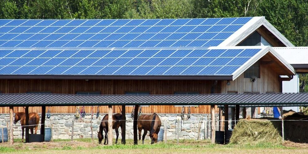 Placas solares en el medio rural.