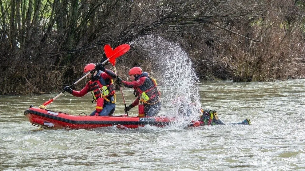 Los bomberos han realizado maniobras de entrenamiento en el río Bernesga.